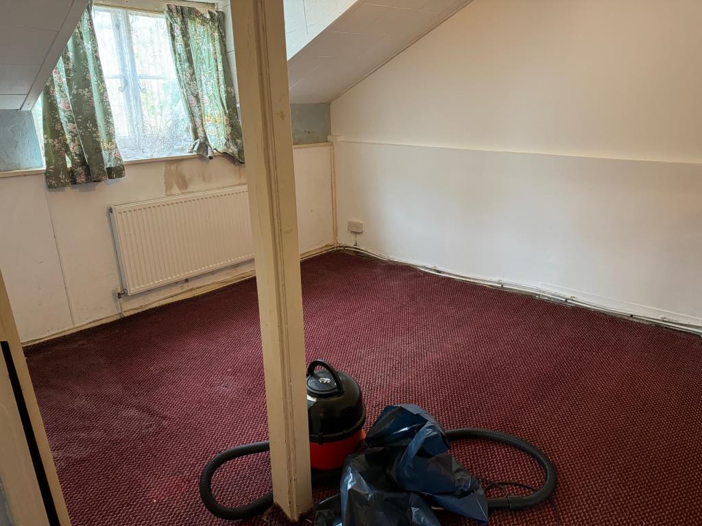 Lot: 106 - PERIOD COTTAGE FOR IMPROVEMENT - Bedroom